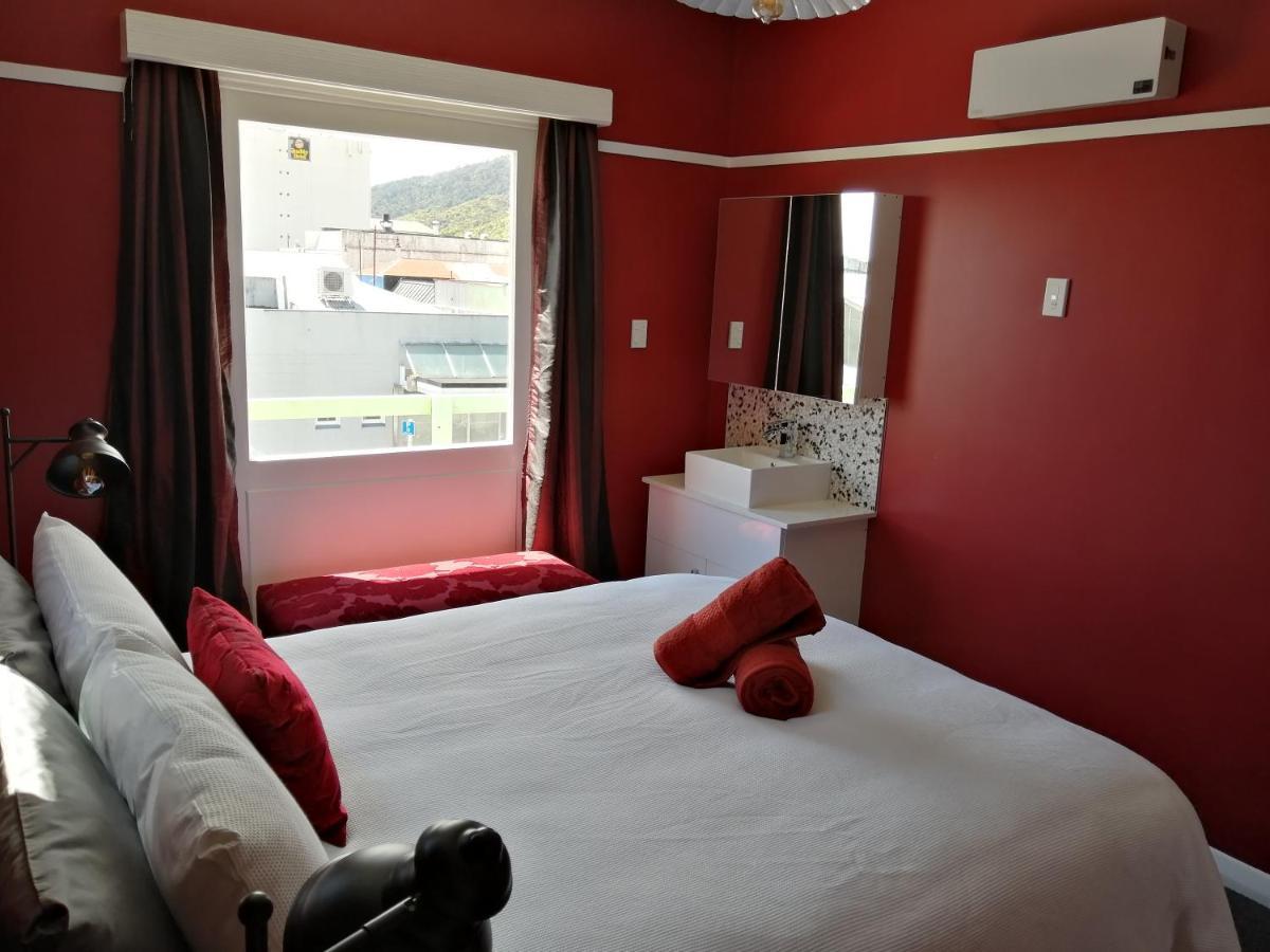 The Duke Hostel 그레이마우스 외부 사진 A room at the hotel