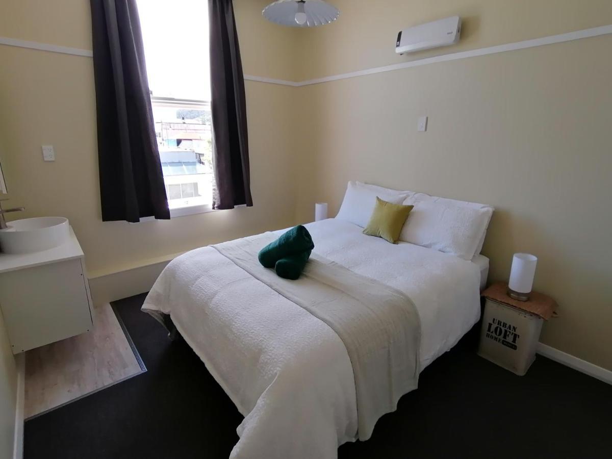 The Duke Hostel 그레이마우스 외부 사진 A room at the hotel