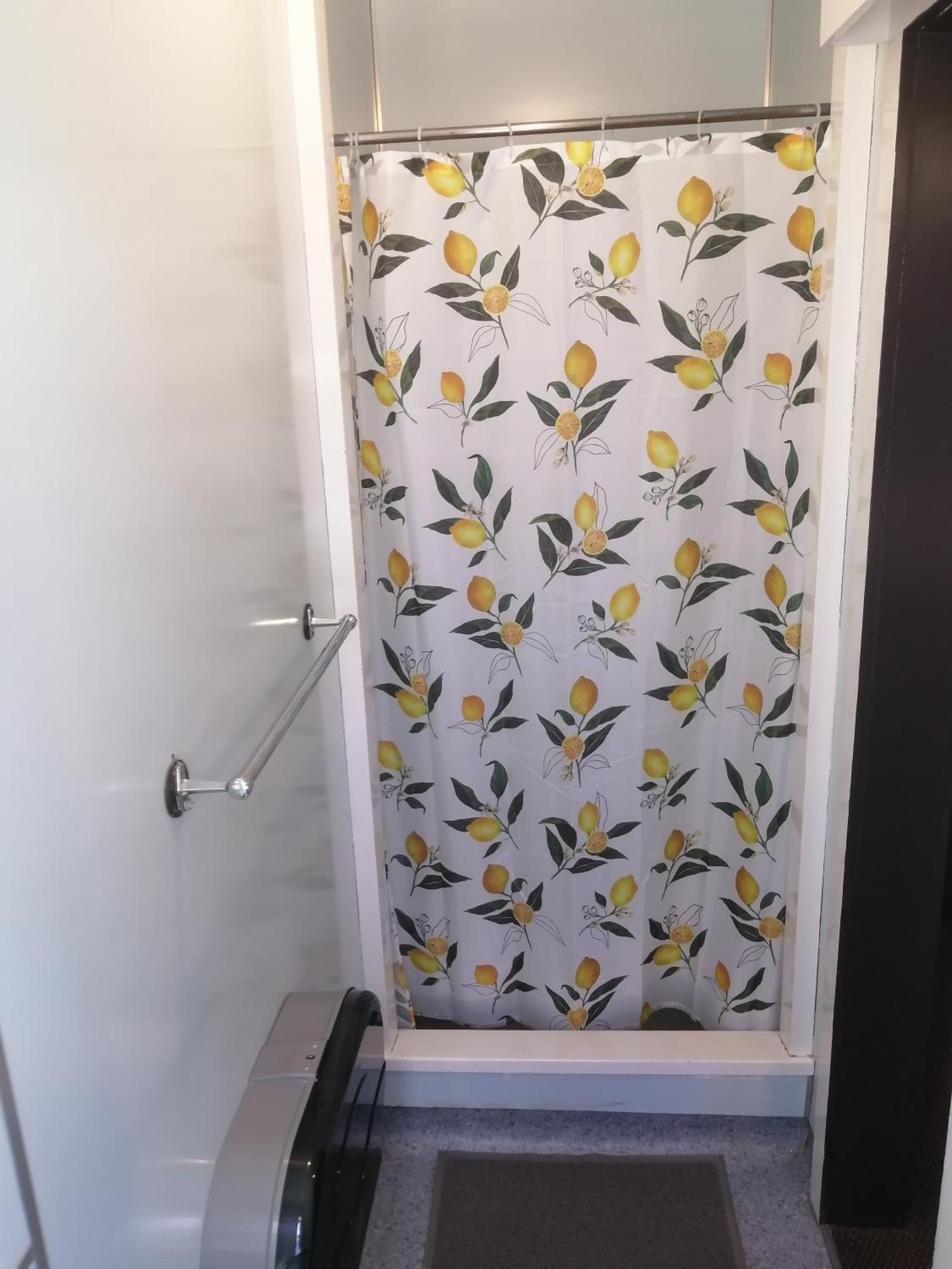 The Duke Hostel 그레이마우스 외부 사진 Shower curtain