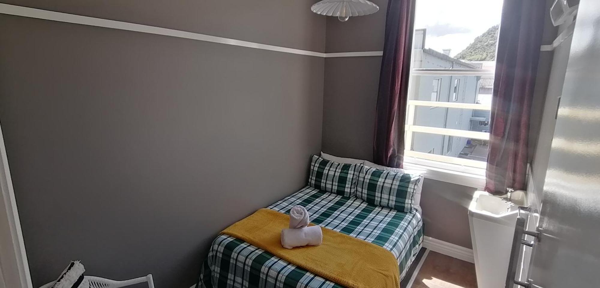 The Duke Hostel 그레이마우스 외부 사진 A single room in a hostel