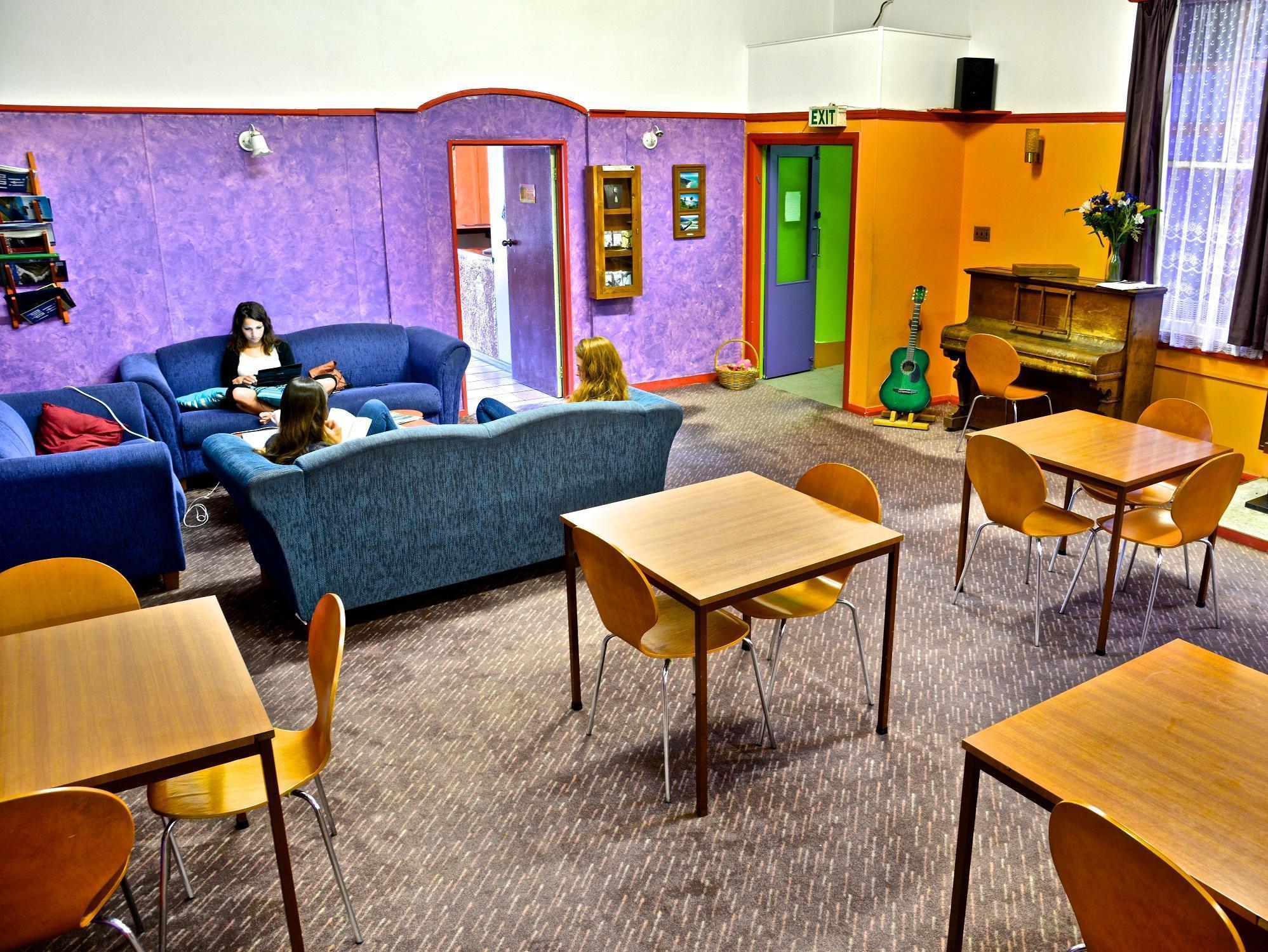 The Duke Hostel 그레이마우스 외부 사진 The common room at the hostel