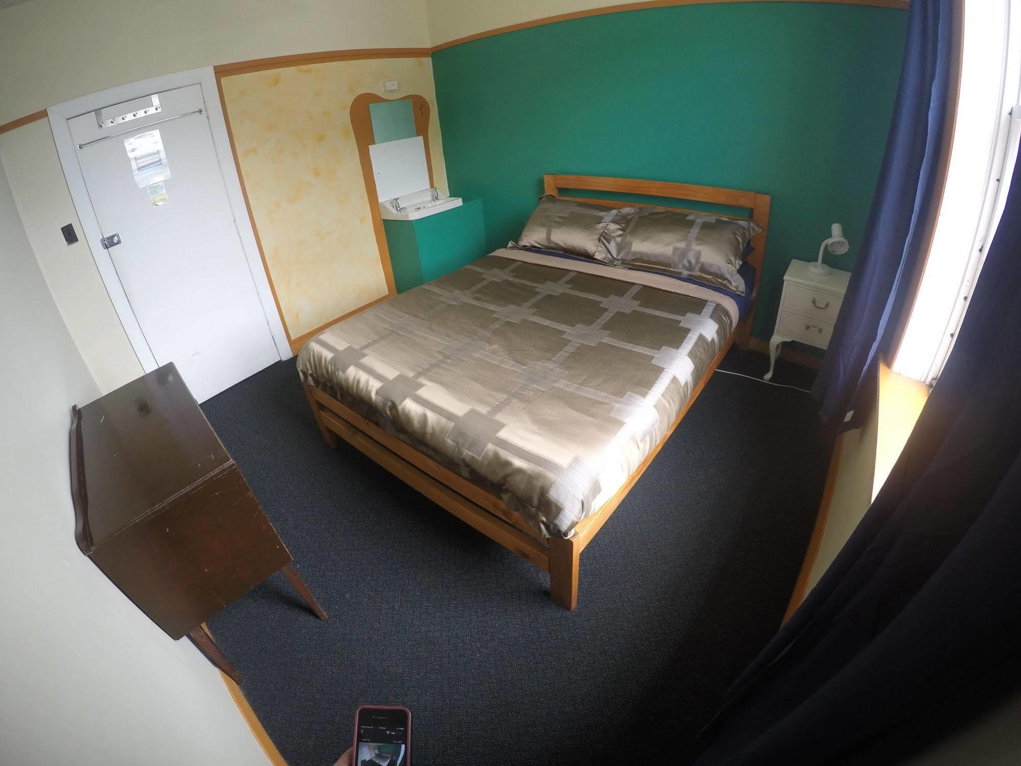 The Duke Hostel 그레이마우스 외부 사진 A bedroom at the hostel