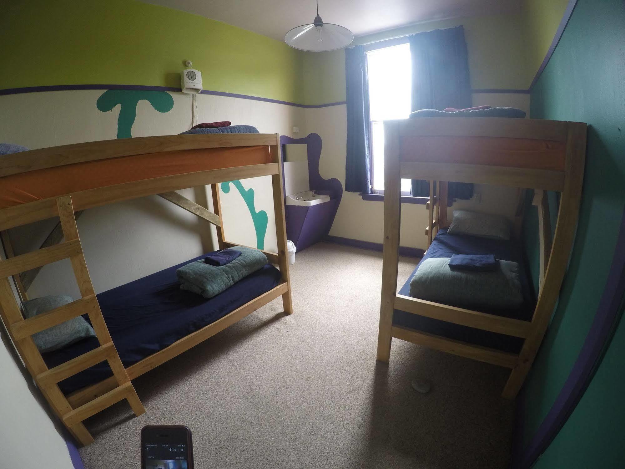 The Duke Hostel 그레이마우스 외부 사진 A typical room at the hostel