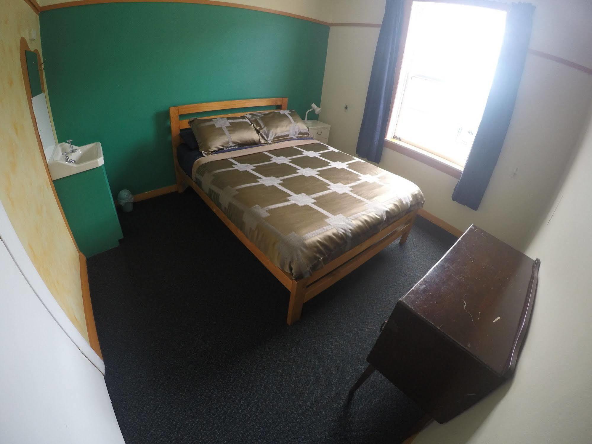 The Duke Hostel 그레이마우스 외부 사진 A bedroom at the hostel