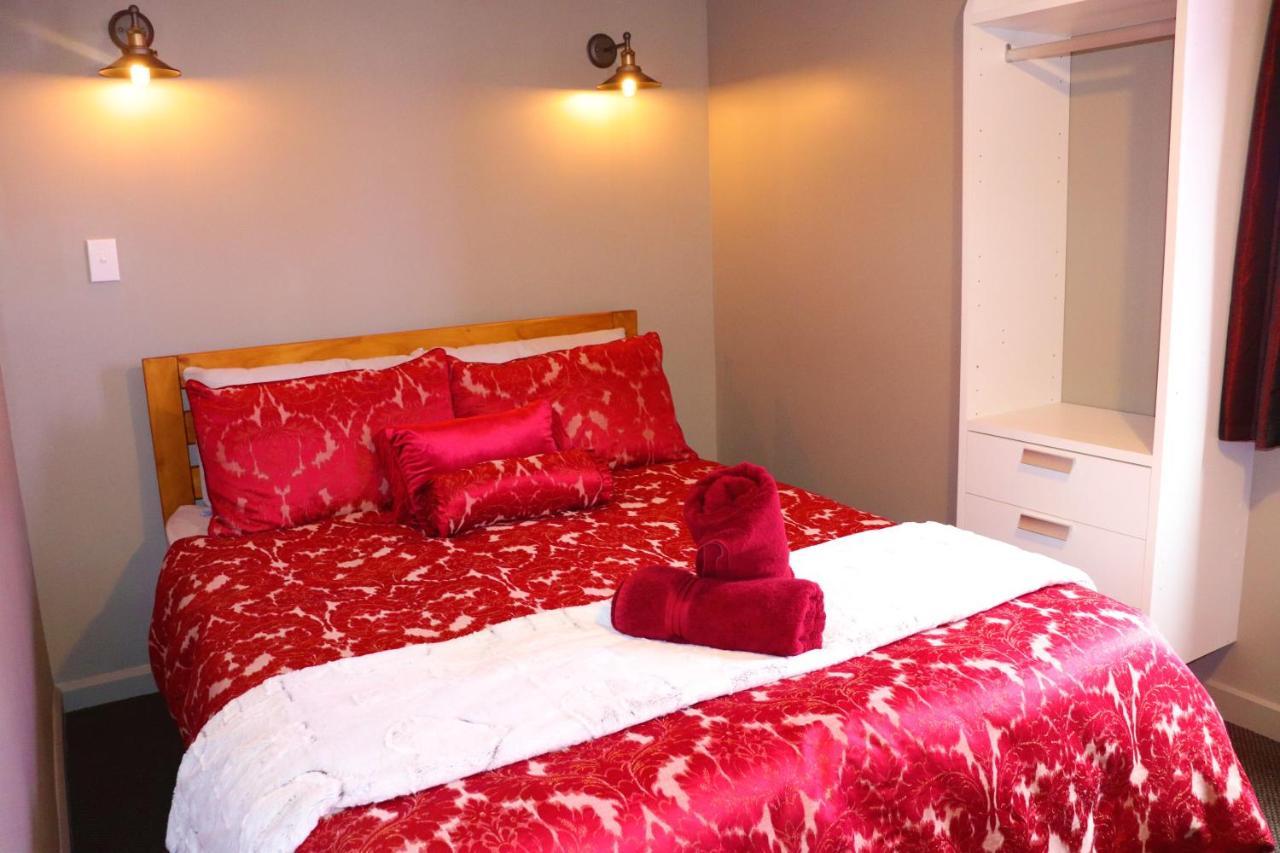 The Duke Hostel 그레이마우스 외부 사진 A bed with a duvet