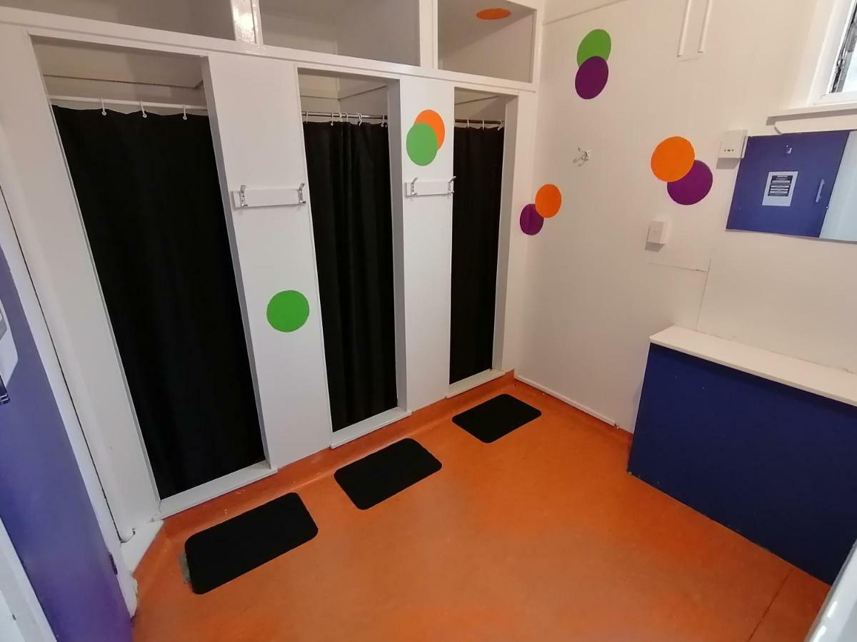 The Duke Hostel 그레이마우스 외부 사진 The interior of a shower room