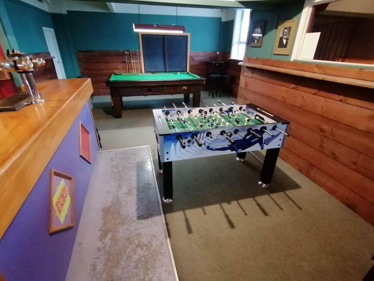 The Duke Hostel 그레이마우스 외부 사진 The games room at the station